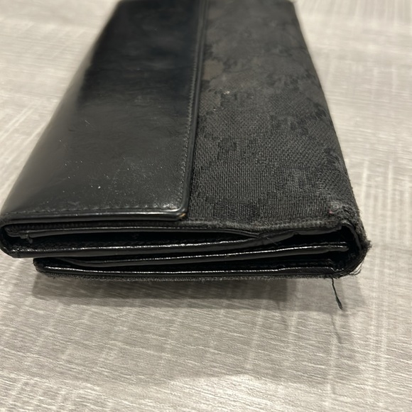 Authentic vintage Gucci wallet. Black with GG logo. Fair condition. Worn a littl - Picture 4 of 8